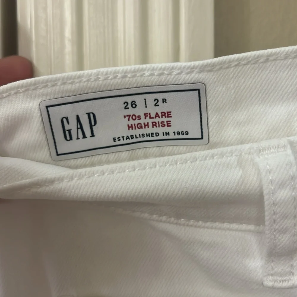 Stylish White Flared Jeans - Picture 4 of 6